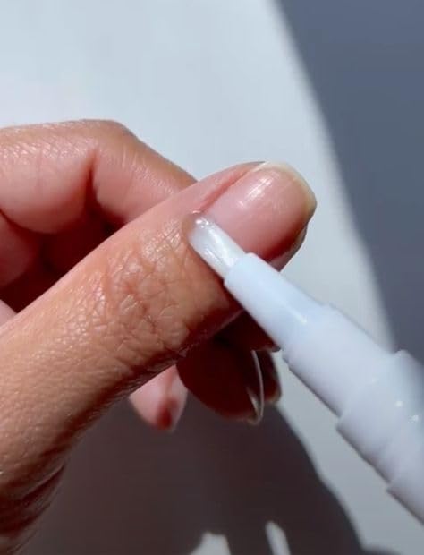 Vegan Natural Instant Growth Fast Growing Cuticle Oil Pen Nail Grower Nail Treatment for Dry, Damaged Cuticles Nail Grower Nail Strengther for Damaged Nails Refillable with Vitamin E, Jojoba Oil